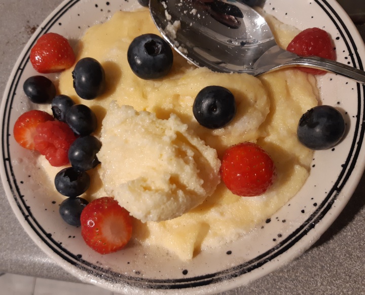 Grießpudding (3): fertig angerichtet mit Obst